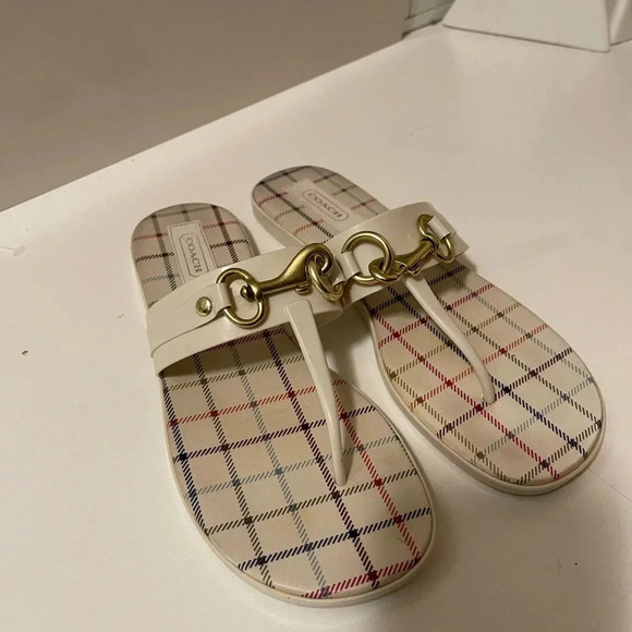 Coach's beautiful cream color Sandal with cold color horsbit - Picture 2 of 10